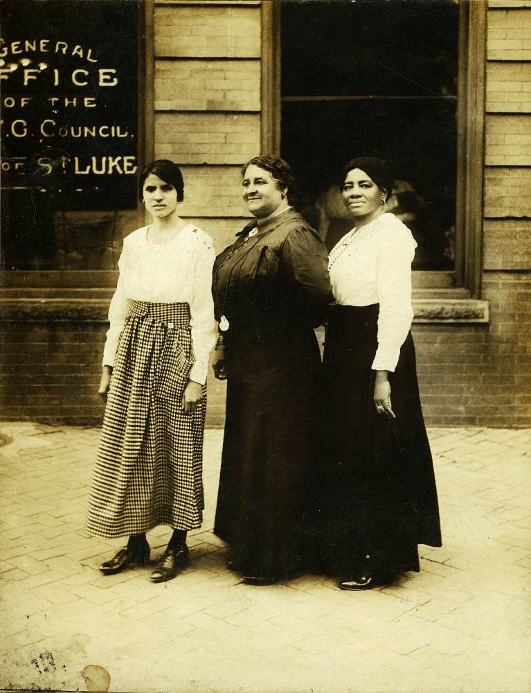 Magie Lena Walker (center)